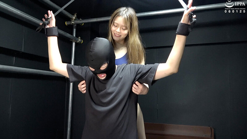 「【F/M】膝立ち拘束のドM男子を後ろから脇くすぐり攻めプレイ！」ADOA-082 彩川ゆめのサムネイル画像