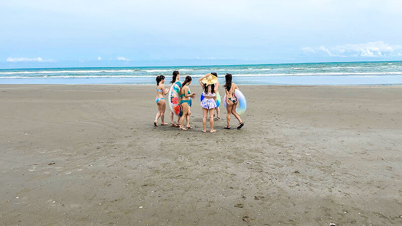素人ビキニ美女グループ海ナンパ 汗だく生ハメ中出し壮絶スーパー大乱交！！怒涛の12Pのサムネイル画像