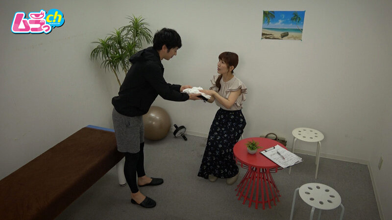 ニンゲン観察 ボディメイクの為に特製おチ〇ポエキス注入！セクハラパーソナルストレッチに騙された人妻のサムネイル画像