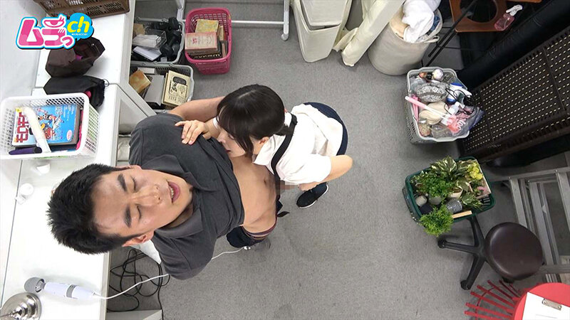 ニンゲン観察 深夜のバラシタイム、エログッズ宝庫なAV会社の倉庫で先輩を電マでブルブルからかい勃起させ誘惑する小悪魔すぎる後輩ADちゃんのサムネイル画像