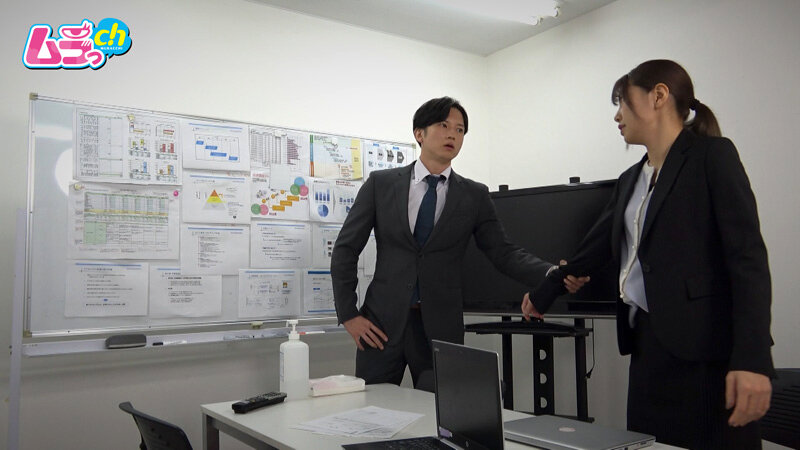 ニンゲン観察 業務中も喧嘩を引きずり不機嫌な彼女に普段はクールな上司彼氏がブチキレ豹変！会議室で執着わからせマーキング中出しSEXのサムネイル画像
