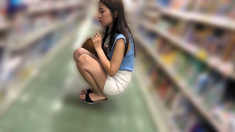 パンチラ美女を密着追跡2 緩んだスカート内を隠し撮り 無防備おま〇こ非コンプラ生刺し中出し～被害者4名～のサムネイル画像
