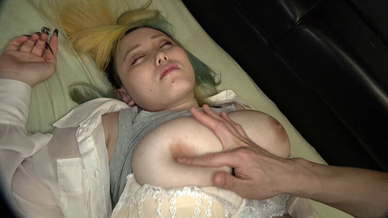 暗闇連れ込みSEX 巨乳が過ぎるド派手美女、おっぱい使いまくりセックス。爆ぜる巨乳の恵体 ネネさんのサムネイル画像