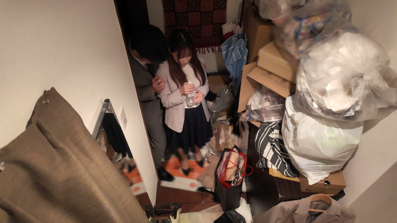 我慢できない…玄関セックス 扉一枚隔てた向こうは外。バリキャリOLの汚部屋でNGR 一条みおのサムネイル画像
