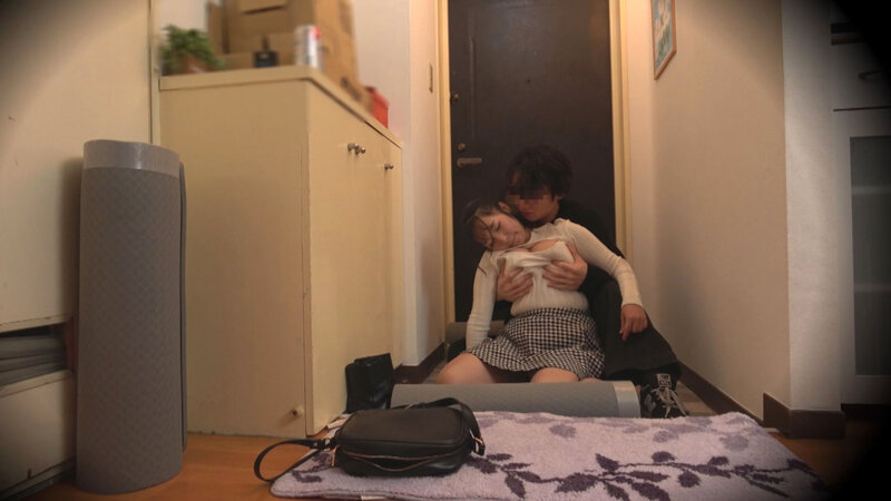 我慢できない…玄関セックス 扉一枚隔てた向こうは外。フラれたばかりの巨乳女とヤケ酒SEX 星乃夏月のサムネイル画像