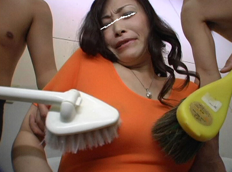 真面目そうに見える女ほどド淫乱！乳首責めされてアへ顔を晒す人妻熟女のサムネイル画像