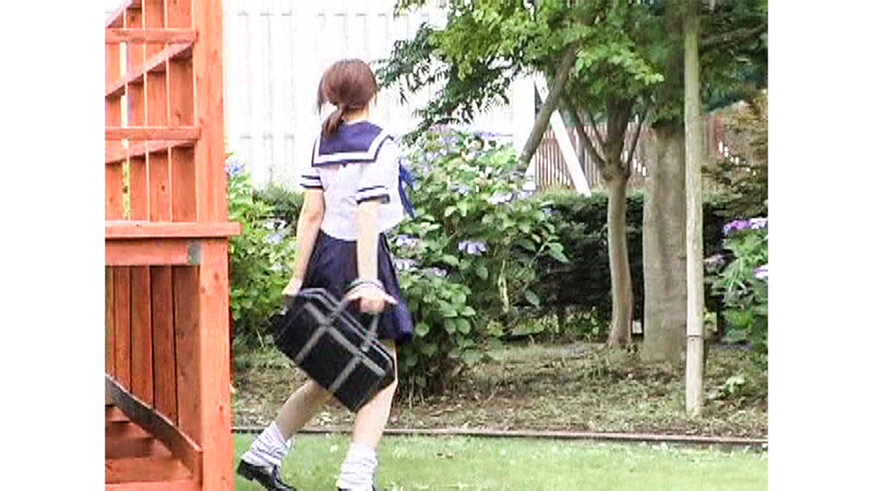 尾行盗撮！隣りの制服女子がオナニー中毒な件のサムネイル画像