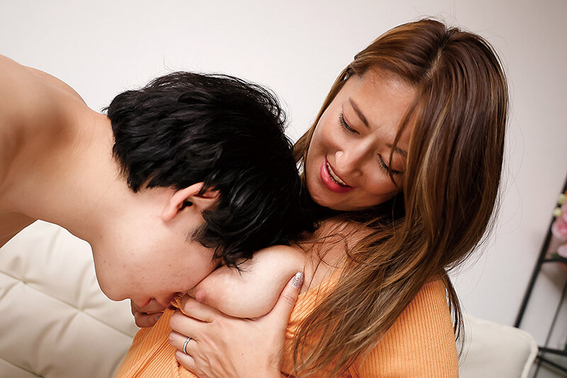 たわわな胸元を見せつけ誘惑してくる上司の奥さん 吹石れなのサムネイル画像