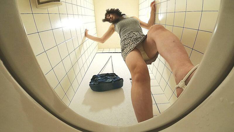 女子トイレ覗き迫力の放尿と生々しいオナニー ＃7のサムネイル画像
