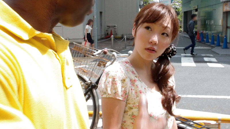 「やっぱり大きいのかな」「ちょっと興味あるかも」黒人にナンパされた熟女さんはデカマラに興味津々 想像以上の巨根を膣奥まで突っ込まれ狂ったようにイキまくる 黒人マラで昇天する素人熟女12人4時間SP3のサムネイル画像