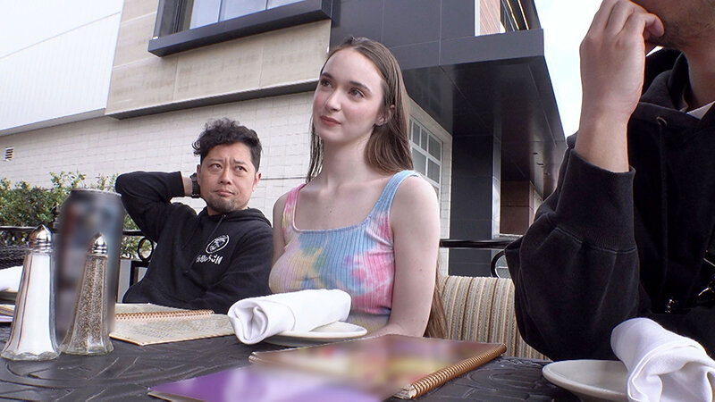 ロスでナンパした失恋したばかりの女子大生が美乳ぷるるん中出しAVデビュー ヘーゼル（22）のサムネイル画像