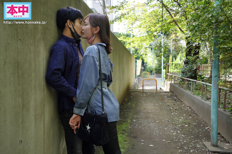 ちんちんおっきしたらホテル行きだよ 彼女が在宅中、昔の好きだった先輩に誘われて密着囁き野外デートで勃起したら即ラブホゲームに負けて何度も何度も中出ししてしまった。 美谷朱里のサムネイル画像