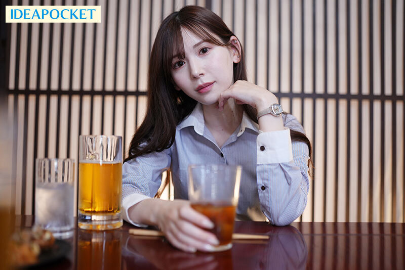 いつもボクを軽蔑してくる女上司と出張先でまさかの相部屋に…酔って痴女化した彼女のささやき騎乗位で朝までみっちり17発も搾り取られた童貞のボク 明里つむぎのサムネイル画像