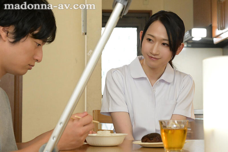 僕のわがままを全て受け入れてくれる、人妻ヘルパーかなさんの密着中出し看護 水戸かなのサムネイル画像