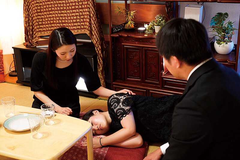 妻の母が未亡人となって三年目の夜 寂しげなその喪服姿の義母を抱きしめずにはいられなかった 妃ひかりのサムネイル画像