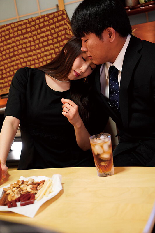 妻の母が未亡人となって三年目の夜 寂しげなその喪服姿の義母を抱きしめずにはいられなかった 妃ひかりのサムネイル画像