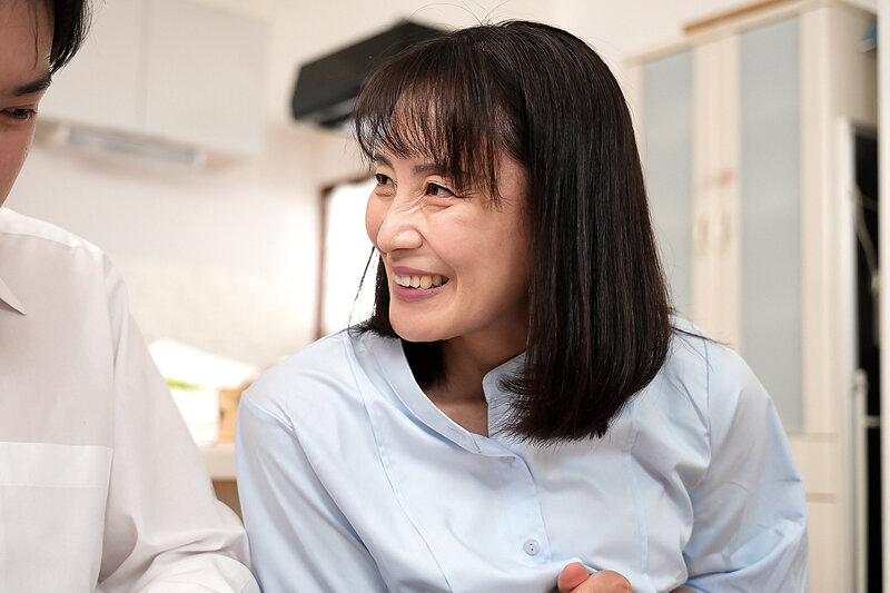 優しくてキレイなお義母さんに恋をしてしまった僕 平岡里枝子のサムネイル画像