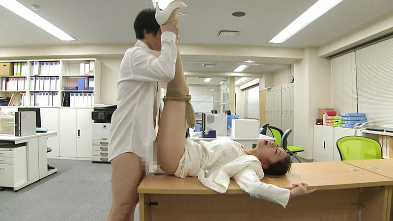 新任秘書の射精業務研修・ぶっかけ！OLスーツ倶楽部22 桐山結羽のサムネイル画像