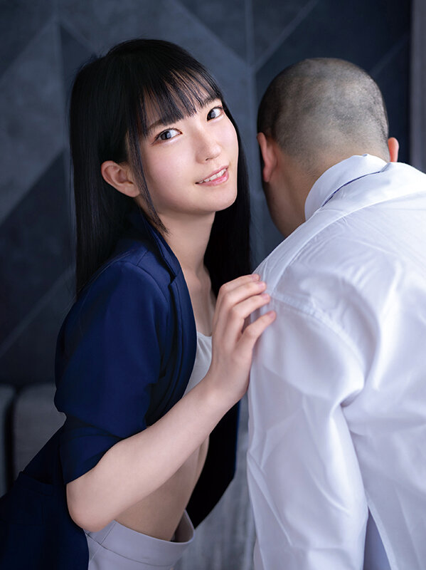 新入女子社員が出張中、わざと相部屋にして上司のオレを誘惑してきた…。 伊織ひなののサムネイル画像