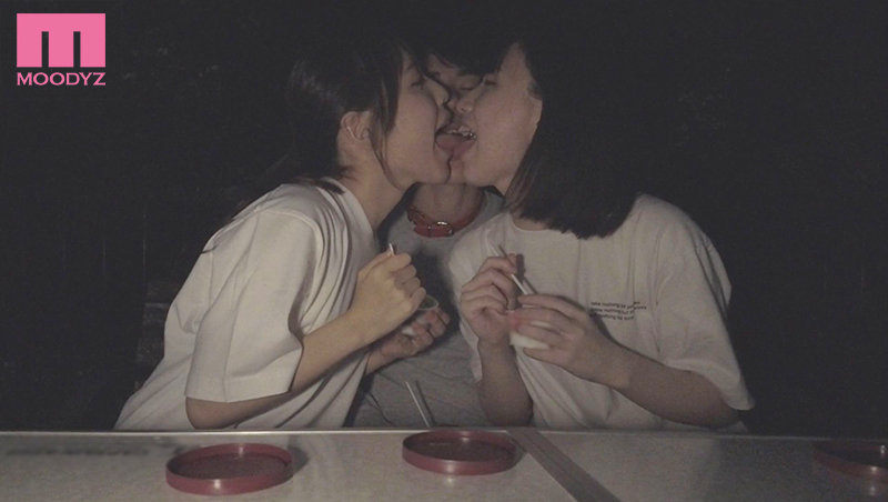 女子会してるお宅にM男くんが突撃参加！ お泊り女子会で夕方から朝がくるまで一日中犯●れて小悪魔中出しされる！ 白桃はな 花狩まいのサムネイル画像