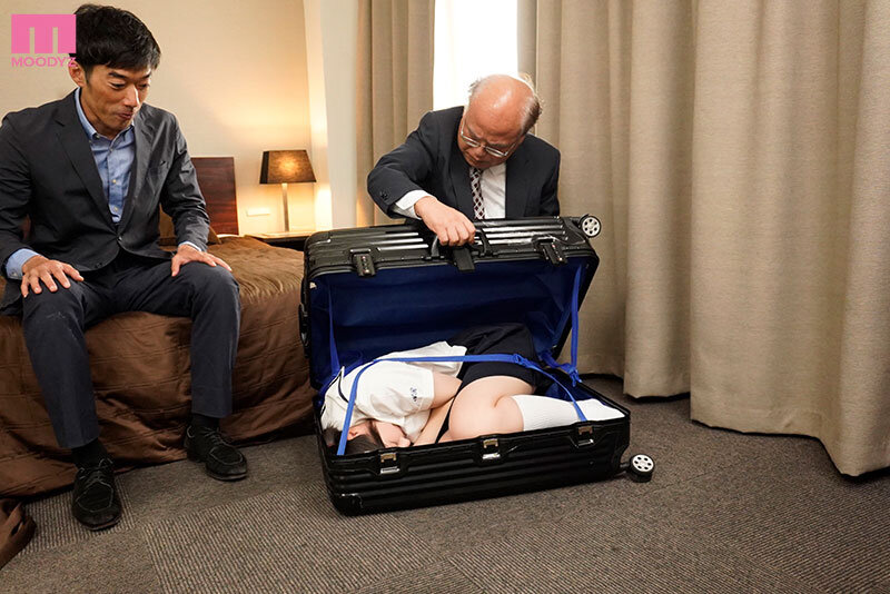 薬で眠らせた娘を異常絶倫のオヤジ達に売ってます。 （1時間/ピル服用済/現金のみ/各種オプション相談） 皆月ひかるのサムネイル画像