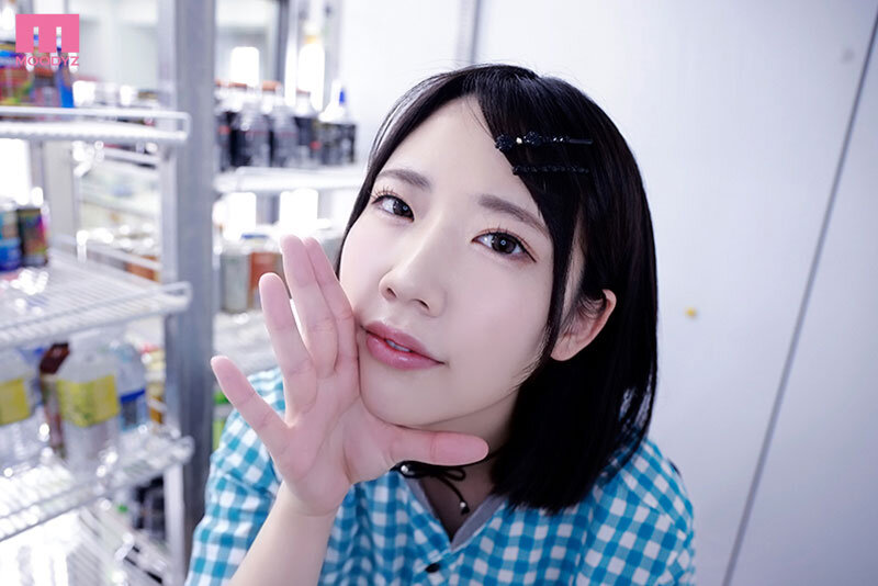 AM3時を過ぎるとコンビニ中年店長の俺をいつもゼロ距離囁き誘惑してくる小悪魔バイトちゃん 桜ゆののサムネイル画像