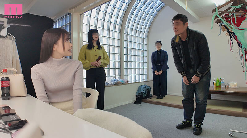 「ほんとにココでヤるんですか！？」 AV業界の至宝！人気No.1石川澪のプライベートに無許可で密着エロドキュメント！ありえない場所で卑猥どっきりイタズラ即ズボッ24時 石川澪のサムネイル画像