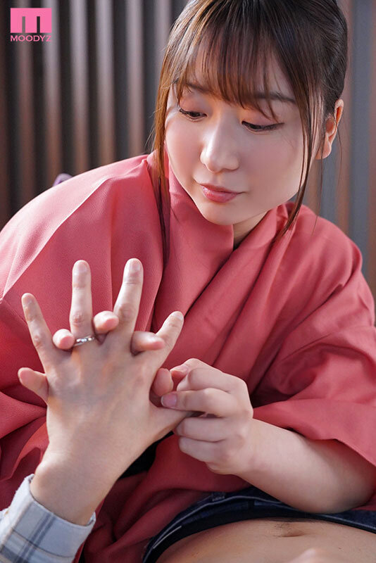 新婚旅行中の旦那さんを誘惑する仲居さんの逆NTR中出しセックス 雨井理奈のサムネイル画像