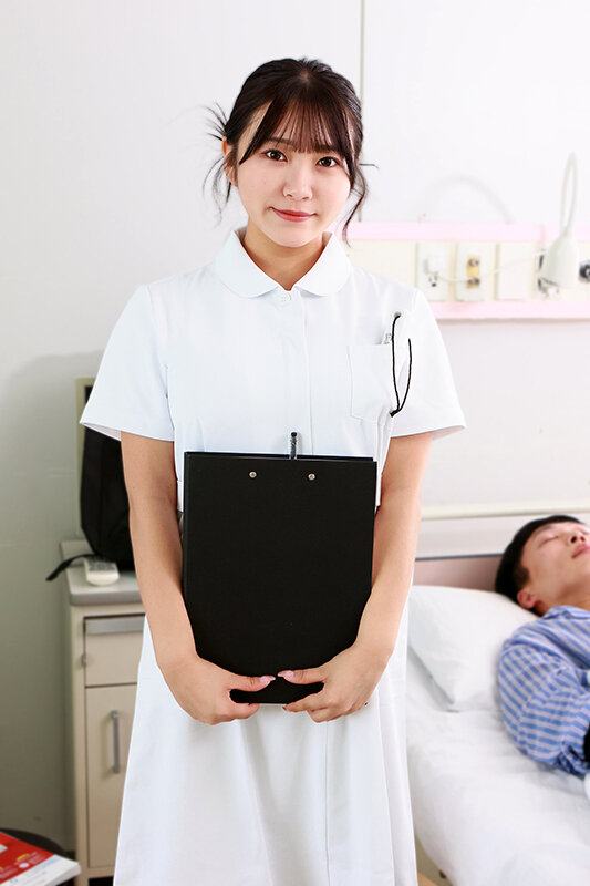 フェラチオしてくると噂の美人看護師 姫咲はなのサムネイル画像