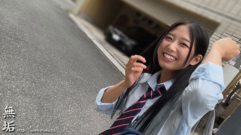 某投稿サイトで話題沸騰中！制服美少女No.1！ 最高にエロくて可愛い制服女子とハメまくりイチャラブSEX！ 超人気作BEST 4時間！のサムネイル画像