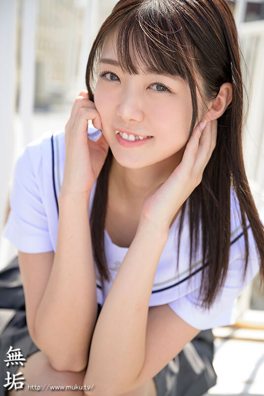 可愛い八重歯と制服のきみ。 無垢 164cmパイパンスレンダー美少女 AV DEBUT 松山みなみのサムネイル画像