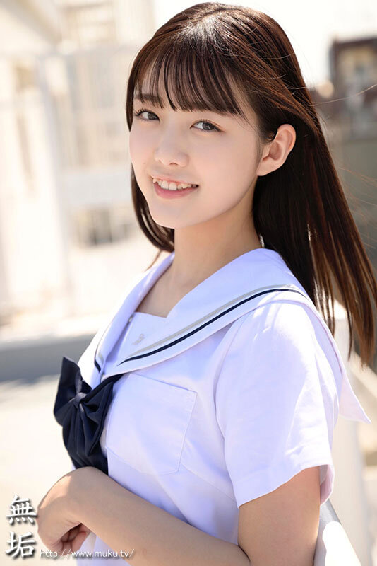 可愛い八重歯と制服のきみ。 無垢 164cmパイパンスレンダー美少女 AV DEBUT 松山みなみのサムネイル画像