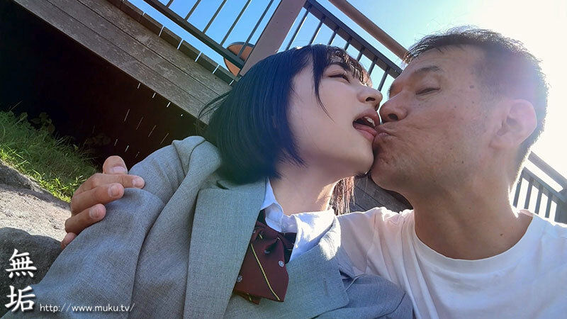 背伸びざかりの制服少女は修学旅行を抜け出してパパ世代おじさんとベロチューデート。そのままホテルに籠って何度も、何度も、中出しセックスでオトナを感じました。 虹村ゆみのサムネイル画像