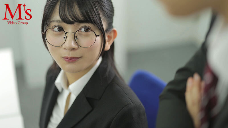 出張先のホテルで大人しい後輩女子社員とまさかの相部屋シングルベッド 突然、豹変した彼女は困惑するボクを密着誘惑し朝が来るまでひたすら痴女り続けた。 北岡果林のサムネイル画像