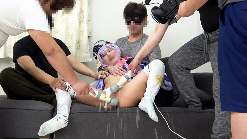 孕ませ特化【中出しザーメン15発】身長140cm台極ミニマム美少女レイヤーを【確実妊娠＆中年カメコと結婚させます】キモおじたちの巨根が小ワレメ連続挿入【オマ〇コぶっ壊れて失禁潮吹き17回】6P大乱交SEX2本立てSPのサムネイル画像