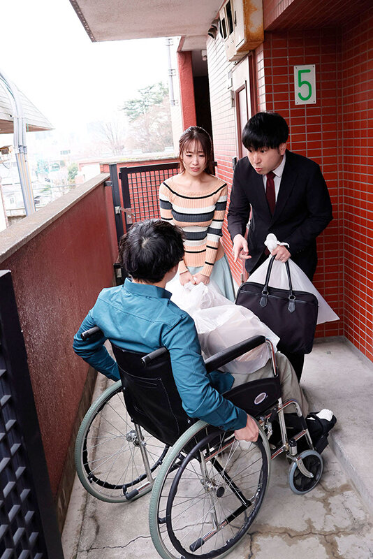 車椅子の巨根青年 背徳の性処理介抱 長瀬麻美のサムネイル画像