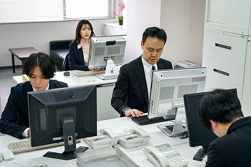 休憩中にオフィスの隅でパンティーをズラして即入れ ちょい挿し性交を繰り返すみだらな女上司と巨根部下 森沢かなのサムネイル画像