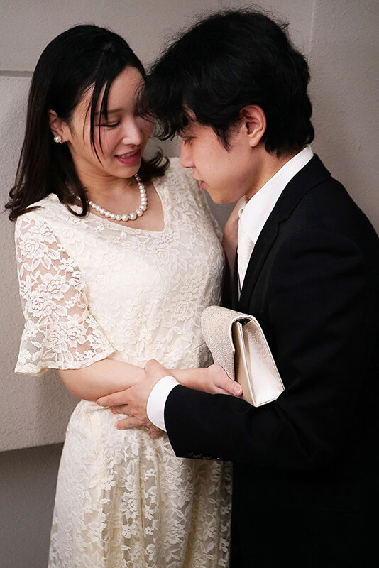 親戚の結婚式…ドレスで着飾った義母に異常に欲情してしまって…背徳の相部屋デカチン母子相姦 芦名ほのかのサムネイル画像