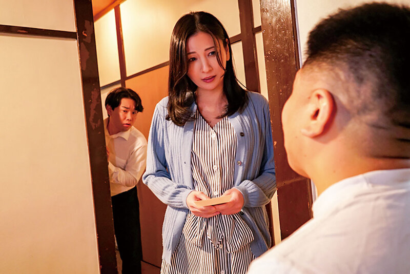 母が体を売っています 息子の学費を稼ぐため優しい母はスケベな男達の言いなりに… 月野ゆりねのサムネイル画像