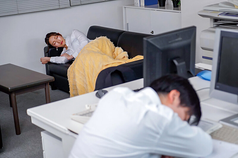 終電を逃した憧れの女上司と…におう蒸れたアソコを互いに舐め合い我慢できずにヌルっと挿入 背徳の居残りオフィスで残務処理 小谷舞花のサムネイル画像
