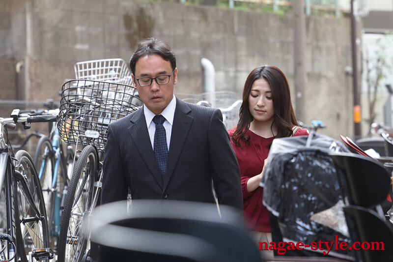 借金夫婦‥ 妻がダッチワイフにされました。3 ～朝から晩まで男たちに輪●された妻～ 紗々原ゆりのサムネイル画像