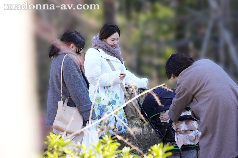 巨乳ママ借金取り立て自宅訪問レ×プ ～夫、息子、ママ友のすぐ傍で…～ 木村玲衣のサムネイル画像