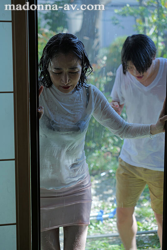 濡れ透ける母の肢体―。同じ屋根の下で二人きり…。 ゲリラ豪雨の夜ー。母子グショ濡れ相姦 瀬尾礼子のサムネイル画像