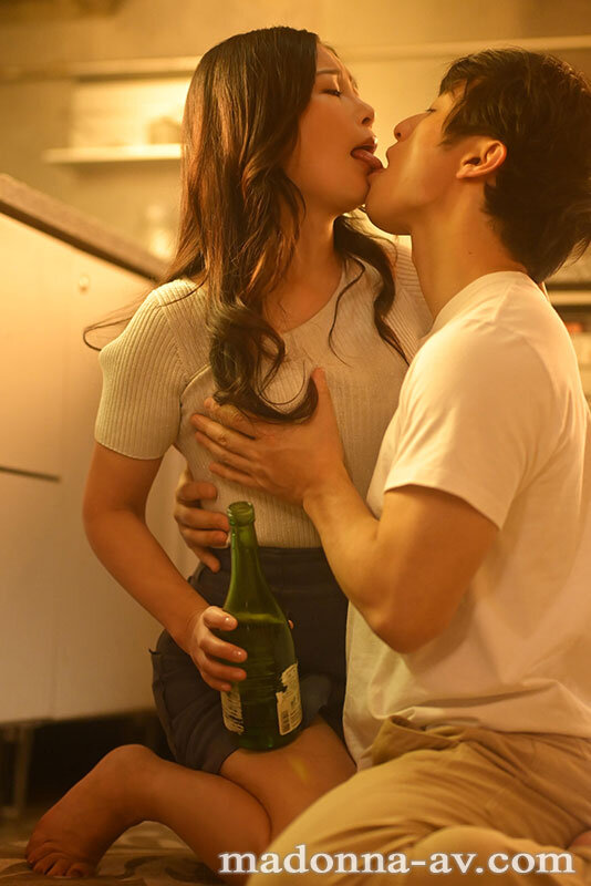 最愛の母と飲み交わした一夜。酒と潮吹きに溺れて大人になった僕。 一色桃子のサムネイル画像