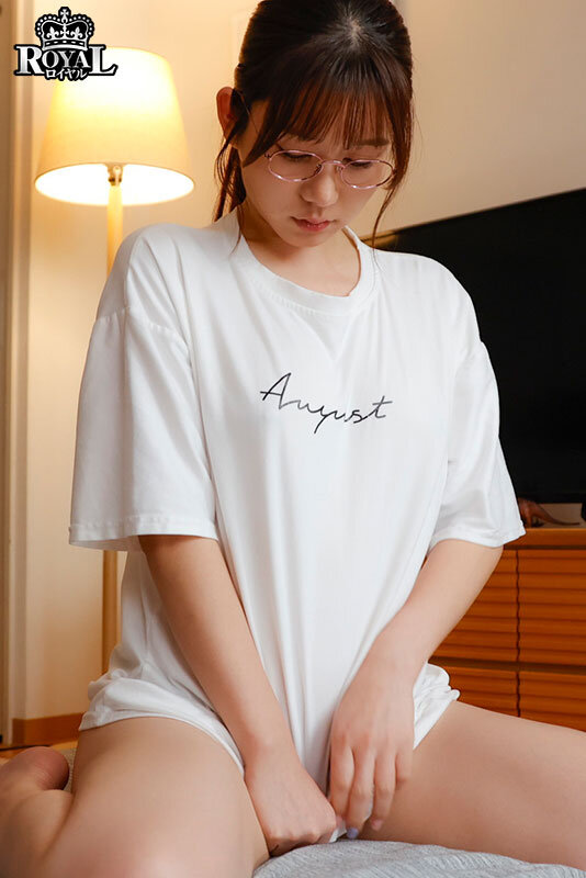 王様ゲームで急接近した隠れ淫乱な地味巨乳と、一泊二日のラブラブ中出しセックス。 五日市芽依のサムネイル画像