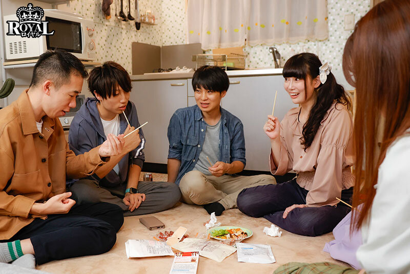 王様ゲームで急接近した隠れ淫乱な地味巨乳と、一泊二日のラブラブ中出しセックス。 五日市芽依のサムネイル画像