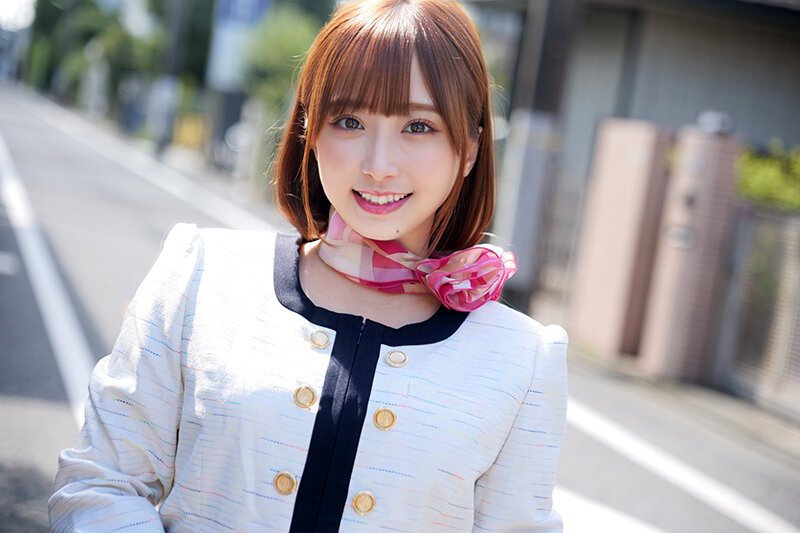街で働くかわいい女の子をガチナンパ＆その場でガチ本番交渉！真面目そうに見える制服系お姉さん！なんか普通に仕事してます感出てますがエロオーラ全開のムンムンビームの方が溢れ出てますよ！のサムネイル画像