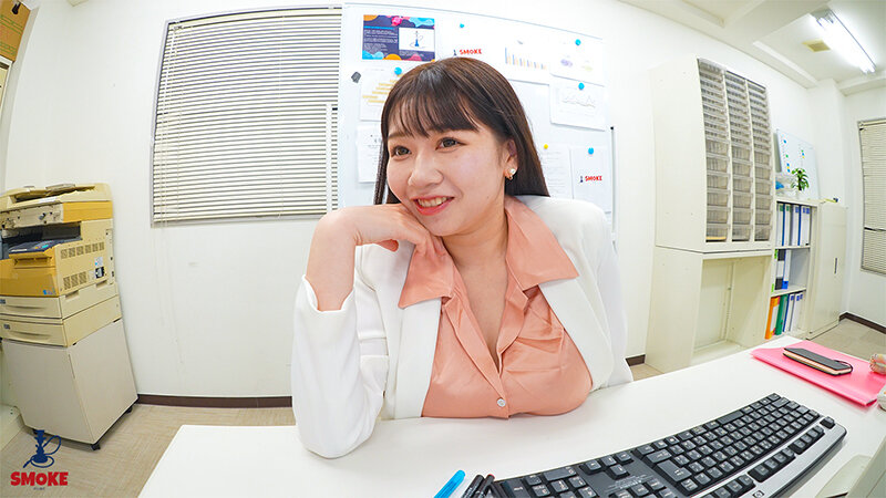 【パイズリセクハラ】パッツン熟ぱい挑発で若手ち○ぽをビンビン勃起させ乳圧挟射で何度も抜いてくる色白巨乳人妻女上司 小坂ひまりのサムネイル画像