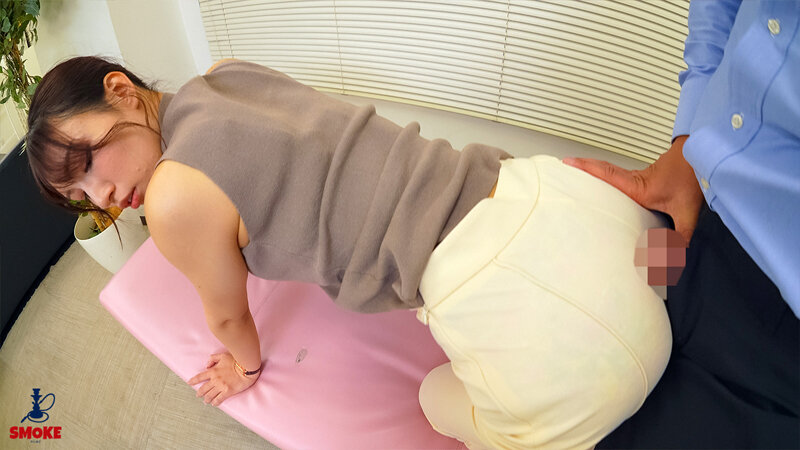 【ぶっかけセクハラ】残業中、2人きりの社内で無自覚誘惑パッツンスーツのせいでムラムラ部長の中年こってり精子をかけられるデカ尻新人OL 宮城りえのサムネイル画像