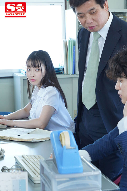 出張先で軽蔑している中年セクハラ上司とまさかの相部屋に…朝まで続く絶倫性交に不覚にも感じてしまったむっちり早熟ボディ新人社員 結月りあのサムネイル画像